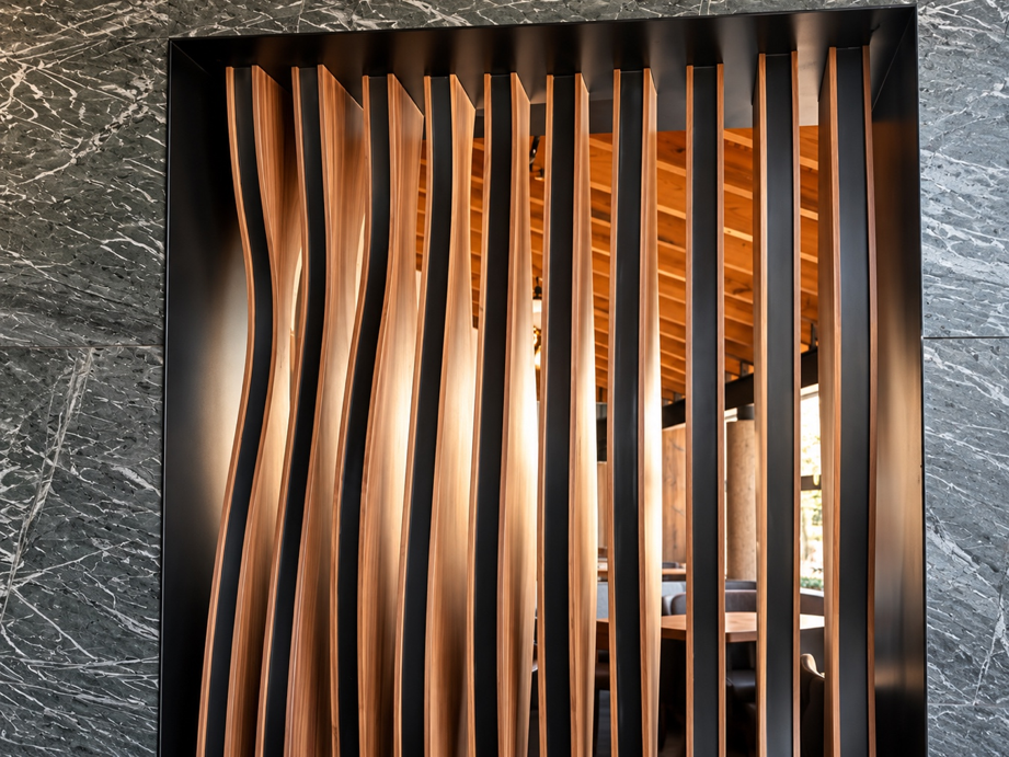 Pieza de madera con geometría personalizada mediante CNC en carpintería
